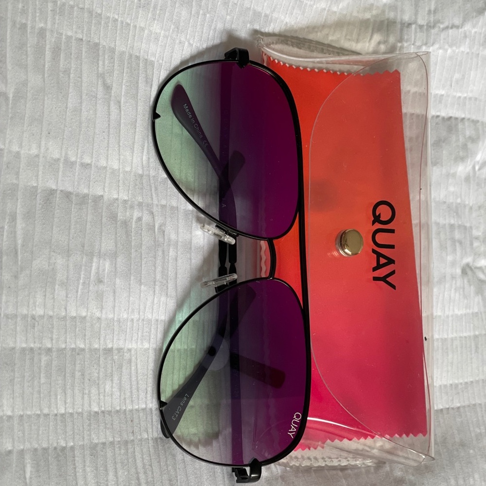 Quay sunglasses high key black/pink